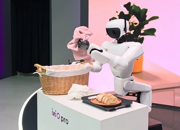 에이로봇의 서비스 시연 [사진=정구민 국민대 교수]