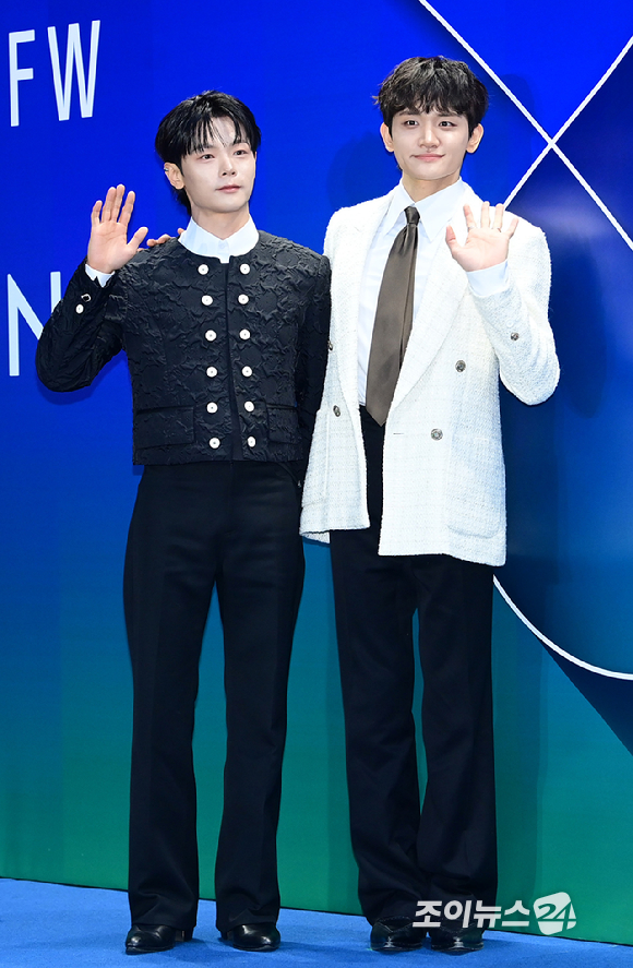 밴드 루시(LUCY) 신예찬과 조원상이 3일 오후 서울 동대문디자인플라자(DDP)에서 진행된 '2026 F/W 서울패션위크(SFW)' 오프닝 쇼 뮌 컬렉션 포토월 행사에 참석하고 있다. [사진=정소희 기자]