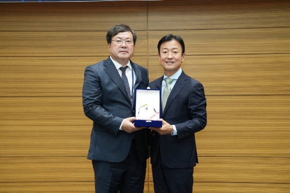 장인수 베스핀글로벌 한국 총괄 대표(오른쪽)와 원유재 한국정보보호학회장이 감사패 수여 후 기념 촬영을 하고 있다. [사진=베스핀글로벌]