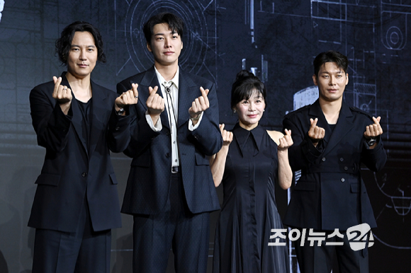 배우 김남길, 김영광, 길해연, 박훈, 권오승 감독이 22일 오전 서울 마포구 호텔 나루 서울 엠갤러리에서 열린 냇플릭스 시리즈 '트리거' 제작발표회에 참석해 포즈를 취하고 있다. [사진=문수지 기자]