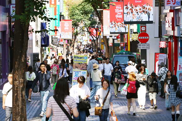 잠실 롯데월드몰을 찾은 외국인 고객들의 모습. [사진=롯데백화점]
