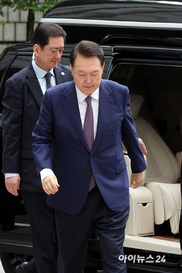 윤석열 전 대통령이 16일 오전 서울 서초구 서울중앙지방법원에서 열린 내란 우두머리 혐의·직권남용 권리행사 방해 혐의 사건 7차 공판에 출석하고 있다. [사진=사진공동취재단]