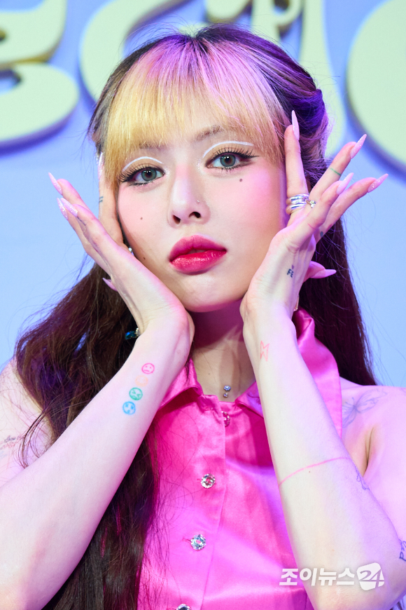 가수 현아가 20일 온라인으로 진행된 여덟 번째 미니앨범 '나빌레라' 발매 기념 기자간담회에 참석해 포즈를 취하고 있다. [사진=피네이션(P NATION)]