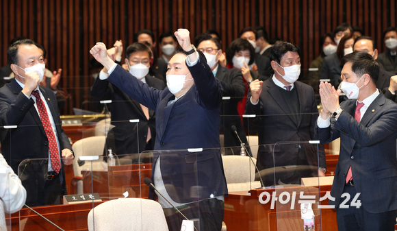 국민의힘 윤석열 대선 후보가 6일 오전 서울 여의도 국회에서 열린 국민의힘 의원총회에서 두손을 들고 있다. [사진=김성진 기자]