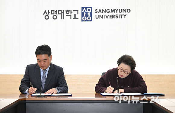 이호재 한국사진기자협회장과 김종희 상명대학교 총장이 20일 서울 종로구 상명대학교에서 한국사진기자협회와 상명대학교 대학원 간 상호협력에 관한 업무협약을 체결한 뒤 기념촬영을 하고 있다. [사진=사진공동취재단]