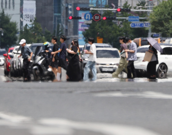 무더위가 나타난 울산 남구 한 도로에 지열로 인한 아지랑이가 피어오르고 있다. [사진=연합뉴스]