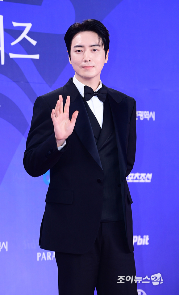 배우 이준혁이 18일 오후 인천광역시 파라다이스 시티에서 열린 제4회 청룡시리즈어워즈 레드카펫 행사에 참석하고 있다. [사진=정소희 기자]