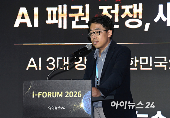 종합경제미디어 아이뉴스24의 대표 지식 컨퍼런스 '아이포럼 2026'이 22일 서울 용산구 서울드래곤시티 한라홀에서 'AI 패권 전쟁, 새로운 질서: AI 3대 강국, 대한민국의 현재와 미래'를 주제로 열린 가운데 좌장을 맡은 김양팽 산업연구원 경제안보통상연구실 전문연구원이 명석주 SK하이닉스 AI Infra / HBM Marketing 팀장과 강경수 카운터포인트리서치 연구위원, 리서치 디렉터와 패널 토론을 진행하고 있다. [사진=곽영래 기자]