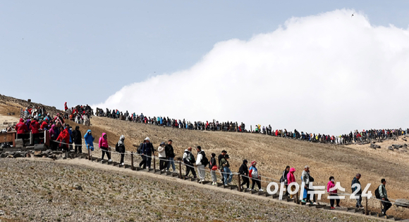 지난 11일 백두산(2,744m) 천지가 관광객들로 인산인해를 이루고 있다. [사진=곽영래 기자]