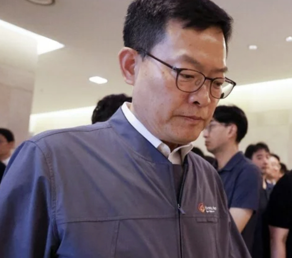 3일 손재일 한화에어로스페이스 대표가 대전 유성구의 한 병원 장례식장에서 고개를 숙이고 있다. [사진=연합뉴스]