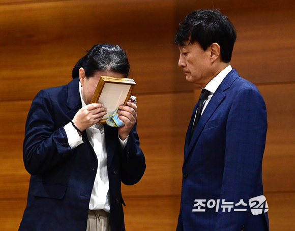 MBC가 15일 오전 서울 상암동 MBC신사옥에서 기상캐스터 故 오요안나의 사망을 둘러싼 직장 내 괴롭힘 의혹에 대한 기자회견을 열었다. 안형준 MBC 사장이 유족과 합의서 전달식을 하고 고인의 어머니 장연미 씨에게 故 오요안나 명예사원증을 전달하고 있다. [사진=정소희 기자]