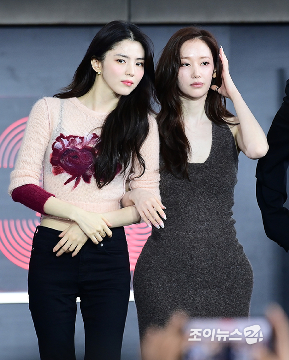 배우 한소희와 전종서가 18일 부산광역시 해운대구 우동 영화의 전당에서 열린 제30회 부산국제영화제(BIFF) 오픈 토크 '프로젝트 Y' 행사에 참석하고 있다. [사진=정소희 기자]