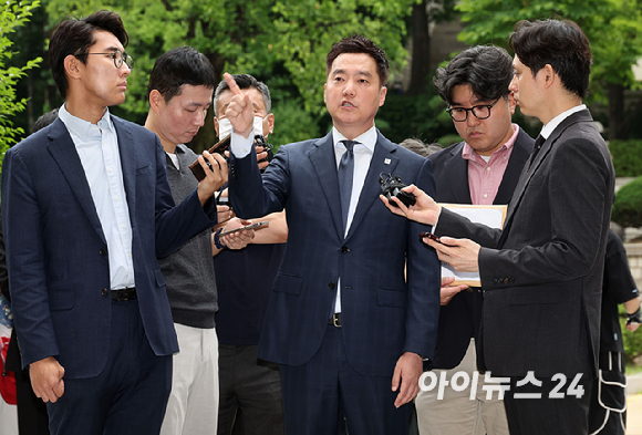 배우 김수현의 명예를 훼손한 혐의를 받는 김세의 가로세로연구소 대표가 26일 오전 서울 서초구 서울중앙지방법원에서 열린 구속 전 피의자 심문(영장실질심사)에 출석하고 있다. [사진=사진공동취재단]