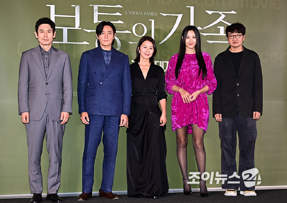 배우 설경구, 장동건, 김희애, 수현, 허진호 감독이 24일 서울 용산구 CGV 용산아이파크몰에서 열린 보통의 가족 언론시사회에서 포토타임을 갖고 있다. [사진=곽영래 기자]