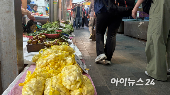 15일 오후 추석을 앞둔 서울 동대문구 경동시장이 손님들로 북적이고 있다. [사진=진광찬 기자]