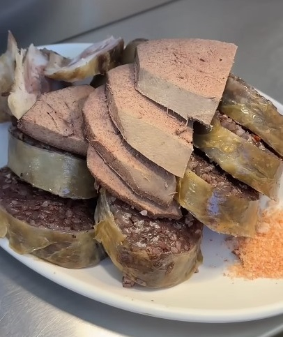 유튜버가 광장시장에서 1만원에 산 순대 [사진=유튜브 '이상한 과자가게' 캡처]