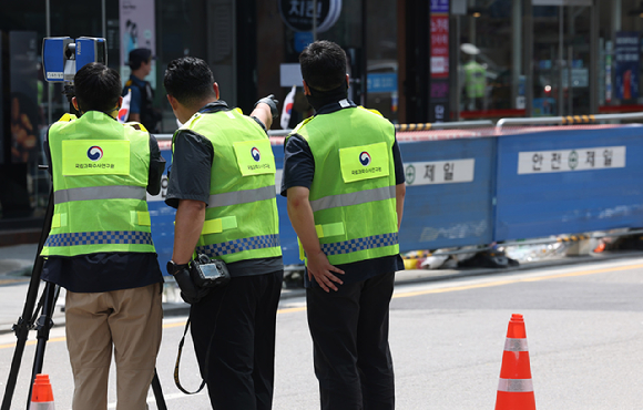 지난 4일 중구 시청역 교차로 인근에서 발생한 차량 인도 돌진사고 현장에서 국립과학수사연구원들이 3D 스캐너를 이용해 현장을 정밀 촬영하고 있다. [사진=뉴시스]