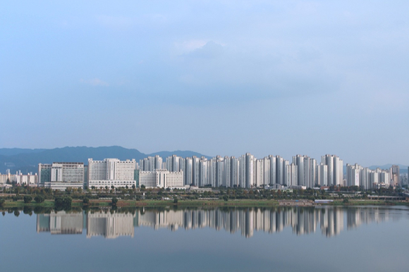 하반기 집값이 내려갈 것이라고 예측하는 이들이 앞서 진행된 설문조사와 달리 크게 줄어든 것으로 나타났다. 서울의 아파트 전경. 사진은 기사와 무관함. [사진=pixabay]