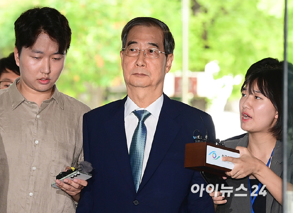 한덕수 전 국무총리가 27일 오후 서울중앙지법에 내란 우두머리 방조, 위증, 허위공문서 작성 등의 혐의로 구속 전 피의자 심문(영장실질심사)을 받기위해 출석하고 있다. [사진=정소희 기자]