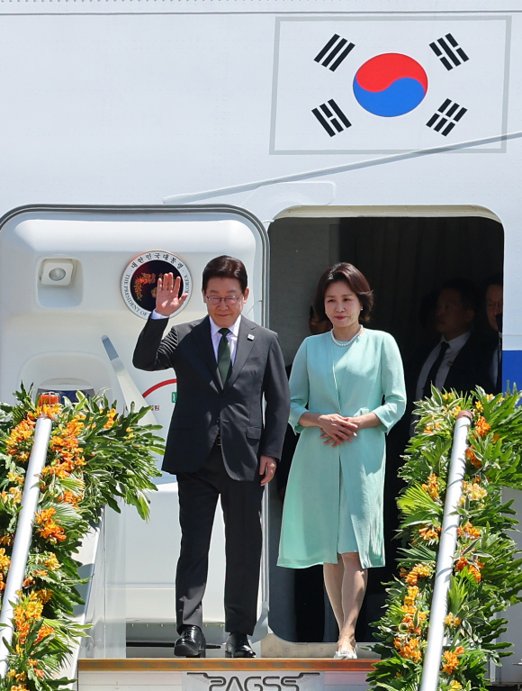 필리핀을 국빈방문한 이재명 대통령과 김혜경 여사가 3일 마닐라 빌라모어 군공항에 도착한 공군 1호기에서 환영객에게 인사하고 있다. 2026.3.3 [사진=연합뉴스]