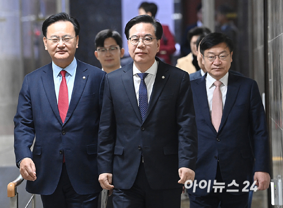 송언석 국민의힘 원내대표가 10일 서울 여의도 국회에서 열린 원내대책회의에 참석하고 있다. [사진=곽영래 기자]