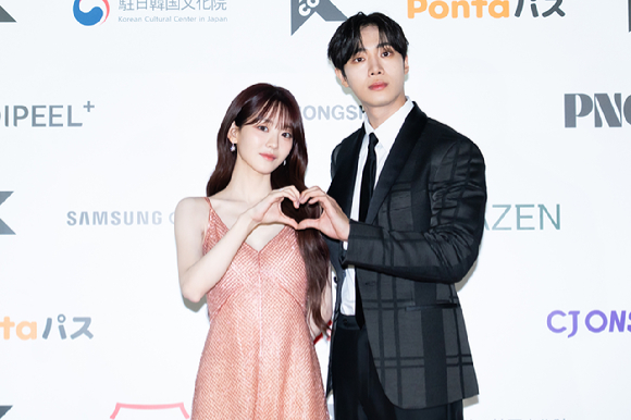 배우 조이현, 추영우가 지난 10일 일본 지바현 마쿠하리 멧세에서 개최된 '케이콘 재팬 2025(KCON JAPAN 2025)' 레드카펫 행사에서 포즈를 취하고 있다. [사진=CJ ENM]