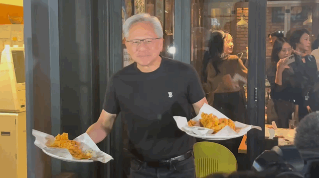 젠슨 황 엔비디아 CEO가 시민과 취재진에게 치킨을 나눠주는 모습 [사진=권서아 기자]