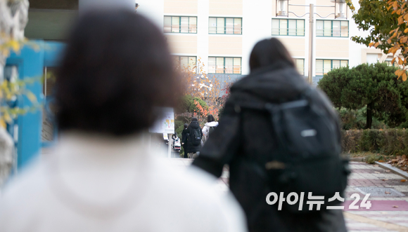 2023학년도 대학수학능력시험(수능시험)이 17일 전국 84개 시험지구 1,300여 개 시험장에서 일제히 열린 가운데 서울 영등포구 여의도여자고등학교(제13지구 제14시험장)에 수험생들이 고사장으로 향하고 있다. (기사와 무관한 사진) [사진=사진공동취재단]