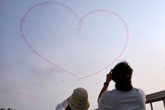 삼척 장미공원 상공에서 펼쳐진 에어쇼 [사진=연합뉴스]