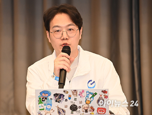 13일 부산 해운대구 벡스코에서 열린 국제게임전시회 '지스타 2025' 공동 인터뷰에서 그라비티 정기동 사업PM이 질문에 답변하고 있다. [사진=곽영래 기자]