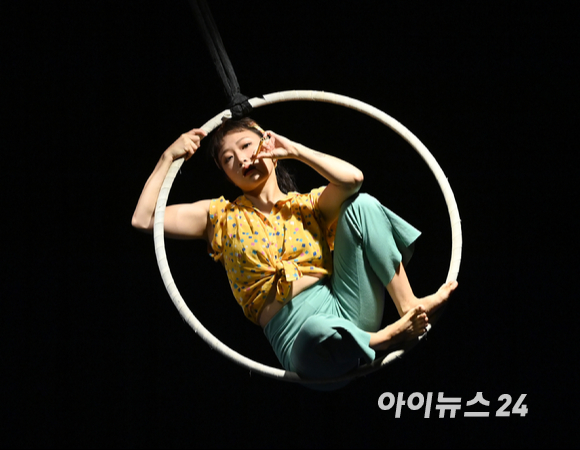 서울문화재단의 2021 서울 서커스 프로그램 '서커스 캬바레' 리허설 공연이 3일 오후 서울 마포구 문화비축기지에서 펼쳐진 가운데 들꽃체육관 팀이 '극동아시아땐쓰'를 제목으로 한 공연을 선보이고 있다.