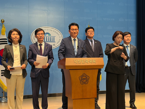 6선의 송영길(더불어민주당) 의원이 18일 '한반도 평화 체제 구축 및 북미 정상회담 개최 촉구 결의안'을 대표 발의한 가운데 함께 동참한 조경태(국민의힘), 김준형&middot;강경숙(조국혁신당) 등 여&middot;야 및 무소속 의원 88명의 이름으로 결의안을 낭독하고 있다. 이들 의원들은 정부&middot;국회가 단순 관망자에서 벗어나 주도적인 페이스메이커 역할을 다해야한다고 강력히 촉구했다. [사진=조정훈기자]
