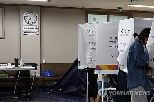  6&middot;3 지방선거 본투표일인 3일 서울 송파구 가락동 쌍용아파트관리사무소에 마련된 가락2동 제3투표소에서 투표용지 부족으로 유권자들이 투표마감 시간 이후에도 투표를 하고 있다. 2026.6.3 [사진=연합 ]