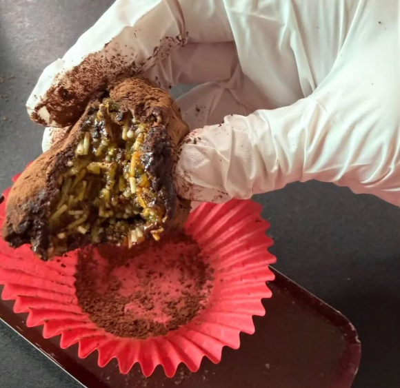 디저트 '두바이 쫀득 쿠키(두쫀쿠)'의 인기가 식을 줄 모르는 가운데 일부 판매점에서 다른 재료를 사용해 두쫀쿠를 판매했다는 의혹이 일고 있다. 사진은 해당 두쫀쿠. [사진=온라인 커뮤니티 캡처]