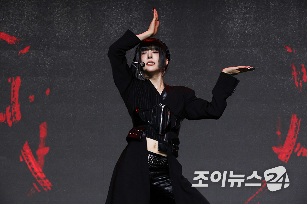 그룹 엑스러브 우무티가 28일 서울 마포구 상암동 큐브컨벤션센터에서 진행된 엑스러브(XLOV) 세 번째 미니앨범 'i=!' 발매 기념 쇼케이스에 참석해 열띤 무대를 펼치고 있다. [사진=문수지 기자]