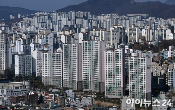 서울 용산 드래곤시티 호텔에서 바라본 아파트 전경.  [사진=김성진 기자]