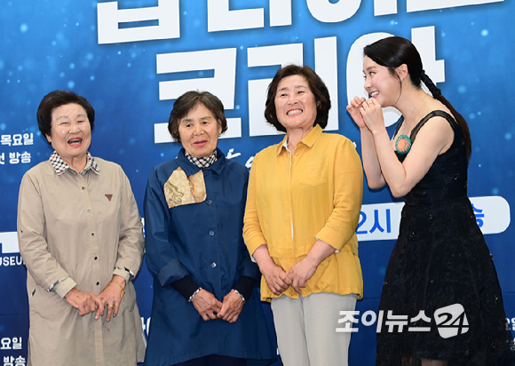  송지효의 해녀 모험' 제작발표회에서 배우 송지효(오른쪽 끝)와 해녀 출연자 3인(박미정, 오기숙, 현순심)이 포토타임을 갖고 있다. [사진=정소희 기자]