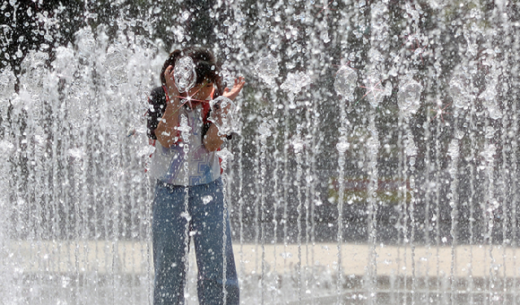 지난 23일 대구 서구 평리공원 바닥분수에서 한 학생이 물놀이를 하고 있다. [사진=뉴시스]