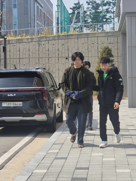 10일 춘천지법 속초지원에 밴드 시나위 보컬 김바다가 구속 전 피의자 심문(영장실질심사)을 받기 위해 출석하고 있다. [사진=연합뉴스]