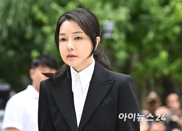 윤석열 전 대통령의 부인 김건희 여사가 6일 서울 종로구에 마련된 김건희 특검팀(특별검사 민중기) 사무실에 조사를 받기 위해 피의자 신분으로 출석하고 있다. [사진=곽영래 기자]