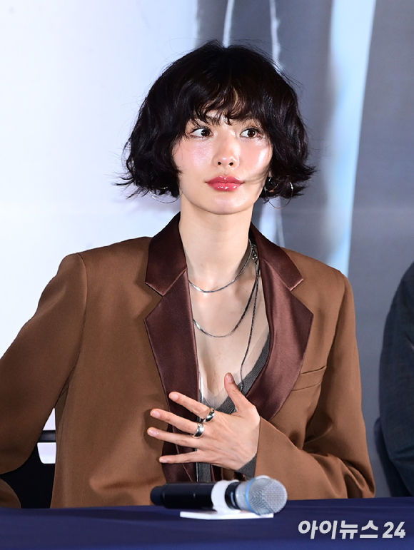 배우 나나가 지난 21일 의정부지법 남양주지원에 증인으로 출석하긴 전 취재진 질문에 답하고 있다. [사진=JTBC 방송화면 캡처]