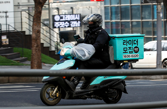 1일 서울 강남구 강남역 인근에서 배민라이더스가 이동하고 있다. 2023.02.01 [사진=뉴시스]