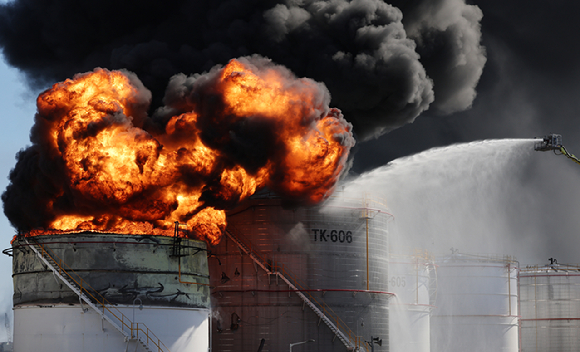 10일 오전 울산시 온산읍 처용리 유나이티드터미널코리아에서 유류 저장탱크가 폭발해 화염과 검은 연기가 치솟는 가운데 소방당국이 진화 작업을 벌이고 있다. [사진=연합뉴스]