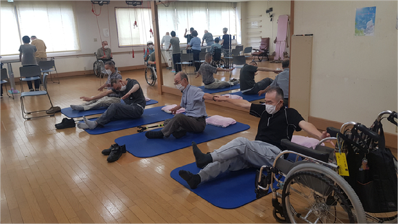 일본 후쿠이현 에치젠시에  위치한 한 요양시설에서 요양서비스가 필요한 중증노인들이 기능회복을 위한 재활운동을 하고 있다. [사진=조인케어 제공]