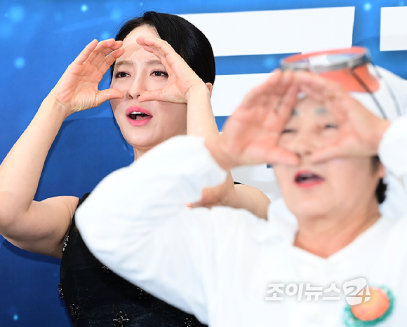  송지효의 해녀 모험' 제작발표회에 참석해 '하도 해녀 합창단'과 함께 특별 공연을 하고 있다. [사진=정소희 기자]