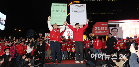 한동훈 국민의힘 총괄선거대책위원장과 인요한 국민의미래 선거대책위원장이 9일 밤 서울 중구 청계광장에서 열린 ‘국민의힘으로 대한민국살리기’ 22대 총선 파이널 총력유세에서 지지를 호소하고 있다. [사진=곽영래 기자]