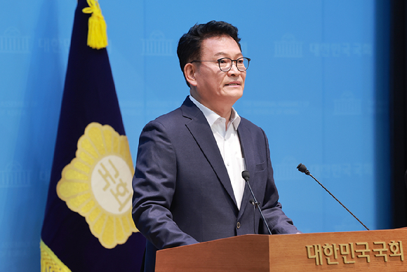 송영길 더불어민주당 당 대표 후보가 5일 서울 여의도 국회 소통관에서 조희대 대법원장 탄핵 추진 등을 포함한 사법개혁 관련 기자회견을 하고 있다. [사진=연합뉴스]