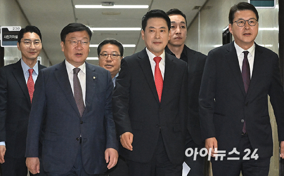 국민의힘 장동혁 당대표와 정점식 원내대표 등 지도부가 11일 서울 여의도 국회에서 열린 최고위원회의에 참석하고 있다. [사진=곽영래 기자]