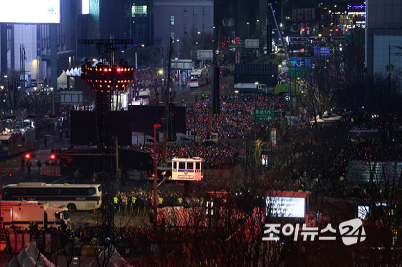 방탄소년단(BTS)이 21일 오후 서울 광화문 광장에서 정규 5집 '아리랑(ARIRANG)' 앨범 발매를 기념해 컴백 무대를 선보이고 있다. [사진=사진공동취재단]