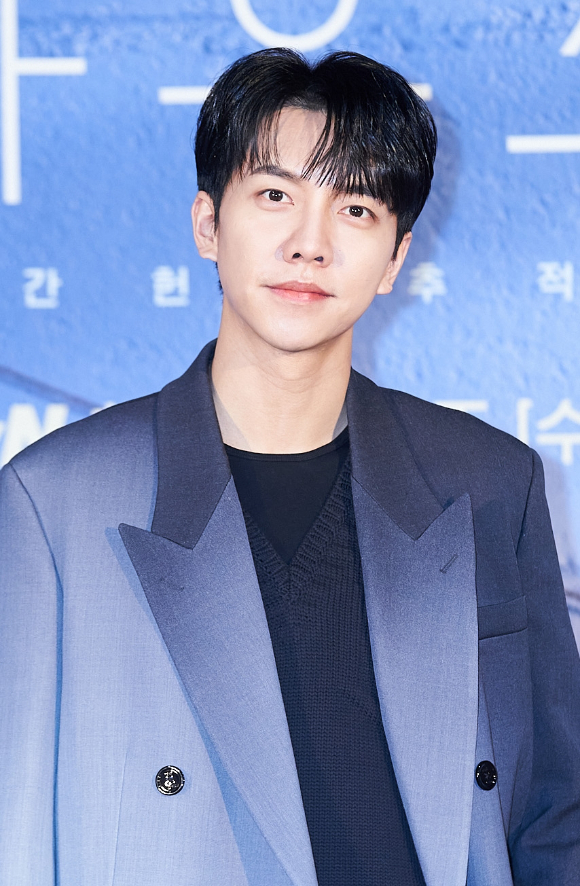 배우 이승기가 3일 온라인으로 진행된 tvN 새 수목드라마 '마우스' 제작발표회에 참석해 포즈를 취하고 있다. [사진=tvN]